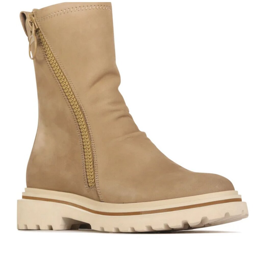 EOS Skarlet Boot NWT